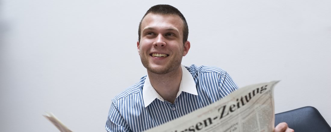 Student mit Zeitung an der Universität Bayreuth
