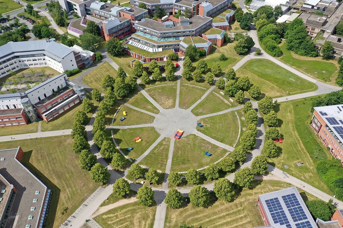 Der Campus der Universität im Sommer